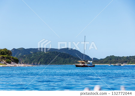搭乘渡輪前往無人居住的座間味島。您可以前往安室島、卡比島和阿根敷島。座間味港，座間味島，慶良間群島，島尻郡，沖繩縣 132772044