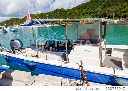 搭乘渡輪前往無人居住的座間味島。您可以前往安室島、卡比島和阿根敷島。座間味港，座間味島，慶良間群島，島尻郡，沖繩縣 132772047