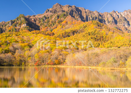 Nagano Prefecture: Kagami Pond and Togakushi at the peak of autumn foliage 132772275
