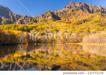 Nagano Prefecture: Kagami Pond and Togakushi at the peak of autumn foliage Nagano Prefecture: Kagami Pond and Togakushi at the peak of autumn foliage 132772276