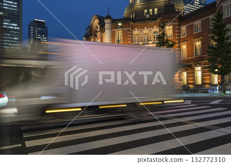 Tokyo Station illuminated by the setting sun, a shining business district at night, a businessman returning home from a night intersection 132772310