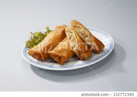 餡料豐富的春捲，橫切面圖 132772389