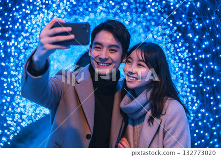 照明和情侶 132773020