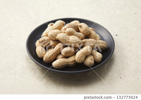 Peanuts boiled in salt 132773024
