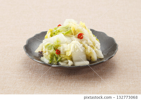 略微醃製過的切絲大白菜 略微醃製過的切絲大白菜 132773068