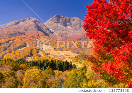 新潟縣：秋色最盛時的伊森池與妙高高原 132773898