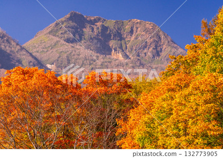 新潟縣：秋色最盛時的伊森池與妙高高原 132773905