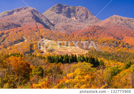 新潟縣：秋色最盛時的伊森池與妙高高原 132773908