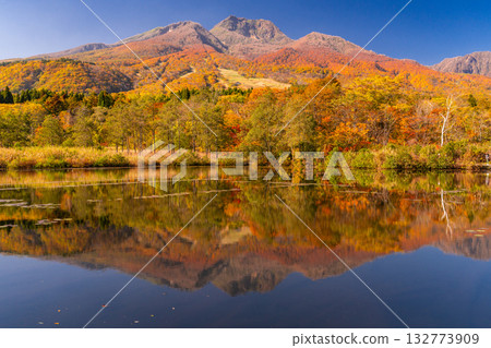 新潟縣：秋色最盛時的伊森池與妙高高原 132773909