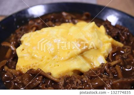 Omelette rice, fried egg, omelette, beef stew, Western food, fluffy omelette Omelette rice, fried egg, omelette, beef stew, Western food, fluffy omelette 132774835
