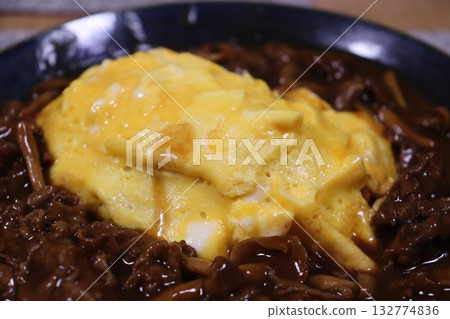 Omelette rice, fried egg, omelette, beef stew, Western food, fluffy omelette 132774836