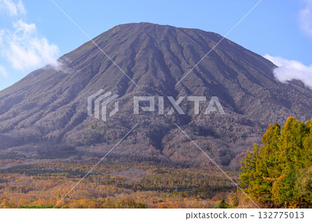 北海道俱知安町秋日天空中巍峨聳立的羊蹄山 [十月] 132775013