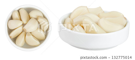 garlic cloves in ceramic bowl isolated on white background close up. Top view. Flat lay. 132775014