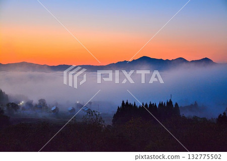 Ojiya City, Niigata Prefecture, Ojiyayama Honyama Plateau, Echigo Sanzan, dawn with a sea of clouds Ojiya City, Niigata Prefecture, Ojiyayama Honyama Plateau, Echigo Sanzan, dawn with a sea of clouds 132775502