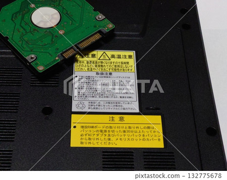 筆記型電腦底部和硬碟上的「注意：高溫」標籤 132775678