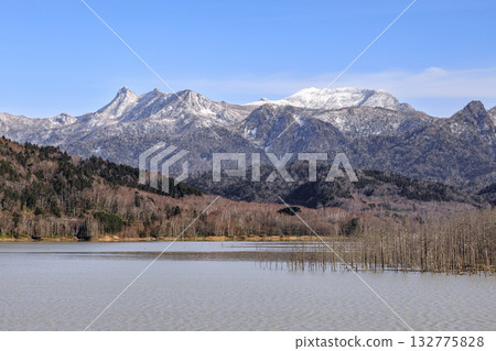 A lightly snow-covered view of Mount Yubari, Mount Maedake, and Lake Shuparo seen from the parking lot next to Akashibashi Bridge in Yubari, Hokkaido (November) A lightly snow-covered view of Mount Yubari, Mount Maedake, and Lake Shuparo seen from the parking lot next to Akashibashi Bridge in Yubari, Hokkaido (November) 132775828