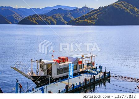 Lake Okutadami Best time to see autumn leaves Lake Okutadami Best time to see autumn leaves 132775838
