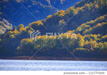 Lake Okutadami Best time to see autumn leaves 132775840