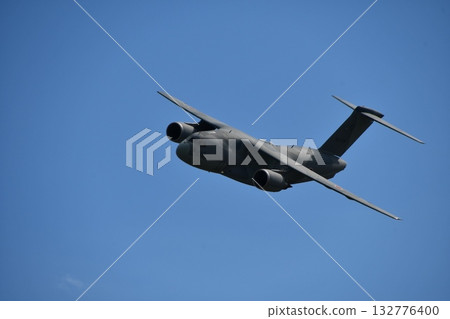 飛行藍天的飛機 132776400