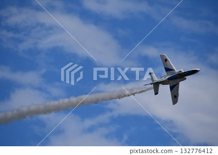 Blue Impulse 拖著尾跡飛行 132776412