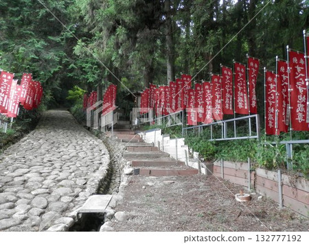 在愛知縣金谷市東海道金谷坂坡上的石板鋪砌的地藏菩薩像前 在愛知縣金谷市東海道金谷坂坡上的石板鋪砌的地藏菩薩像前 132777192