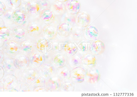 玻璃球和閃亮的背景材料 132777336