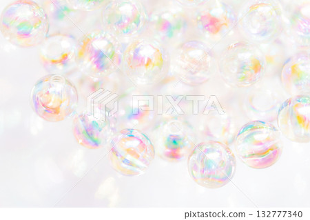 玻璃球和閃亮的背景材料 132777340