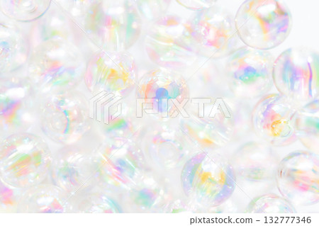玻璃球和閃亮的背景材料 玻璃球和閃亮的背景材料 132777346