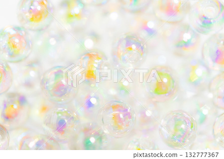 玻璃球和閃亮的背景材料 玻璃球和閃亮的背景材料 132777367