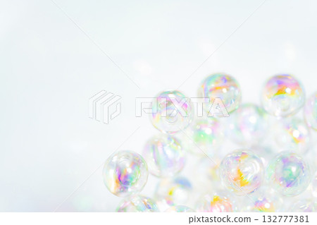 玻璃球和閃亮的背景材料 玻璃球和閃亮的背景材料 132777381