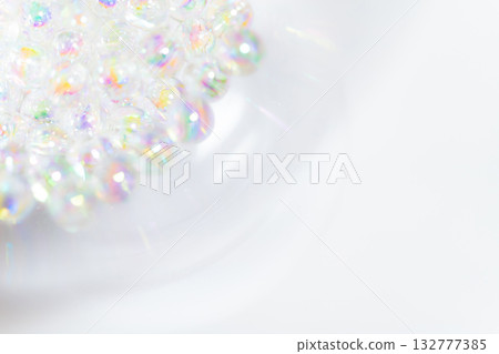 玻璃球和閃亮的背景材料 玻璃球和閃亮的背景材料 132777385