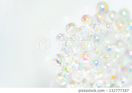 玻璃球和閃亮的背景材料 132777387