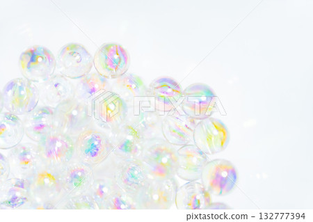玻璃球和閃亮的背景材料 玻璃球和閃亮的背景材料 132777394