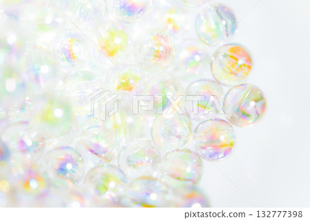 玻璃球和閃亮的背景材料 132777398