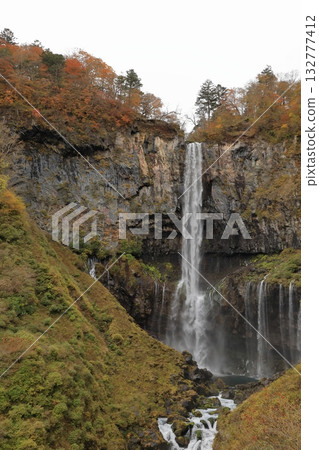 華嚴瀑布的秋葉(栃木縣日光市) 華嚴瀑布的秋葉(栃木縣日光市) 132777412