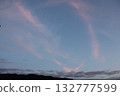 藍天和雲彩在落日洗染了 132777599