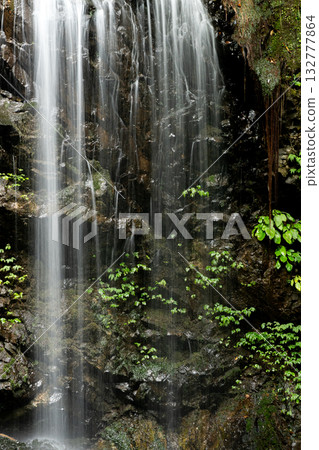 瀑布水流向下 132777864