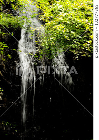 瀑布水流向下 瀑布水流向下 132777865