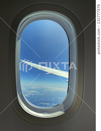 從飛機舷窗望出去，可以看到藍天和機翼。 132777876