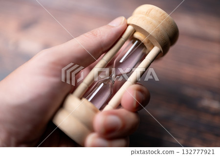 木製沙漏和木紋桌的特寫鏡頭 132777921