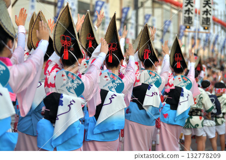 Dancing into the Tokushima Awa Odori 132778209