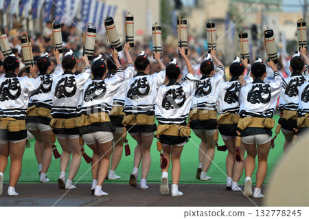 正宗德島阿波舞：著名舞團身著法被在表演場地表演 132778245