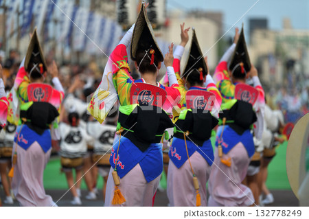Dancing into the Tokushima Awa Odori 132778249