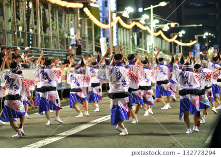 Dancing into the Tokushima Awa Odori 132778294