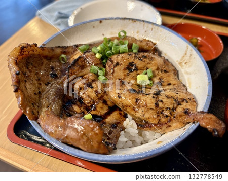一份豐盛的豬肉味噌飯 一份豐盛的豬肉味噌飯 132778549
