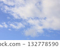 漂浮在藍天上的雲彩 132778590