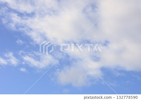 漂浮在藍天上的雲彩 132778590
