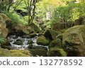 流動在岩石之間的河 132778592