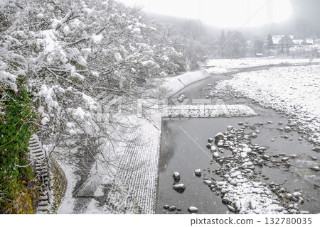 白川鄉和莊川的冬日雪景，銀裝素裹的山谷和靜靜流淌的河流，構成了一幅美麗的畫卷。 132780035