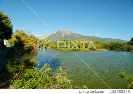 伊吹山披上了秋葉的裝飾。 伊吹山披上了秋葉的裝飾。 132780269